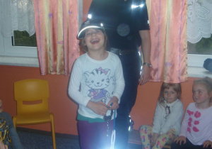 przedszkolak w stroju policjanta