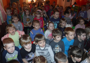 Dzieci podczas oglądania tetrzyku WidziMiSię.