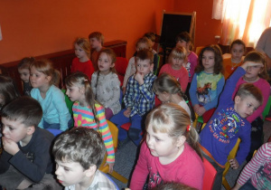 Dzieci podczas oglądania tetrzyku WidziMiSię.