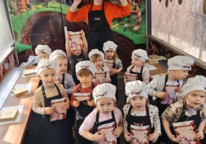 Dzieci z grupy Zajączki w fartuchach i czapkach kucharskich z dyplomami