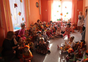 Przedszkolaki czekające na Panią Jesień i Jesienną Wróżkę.